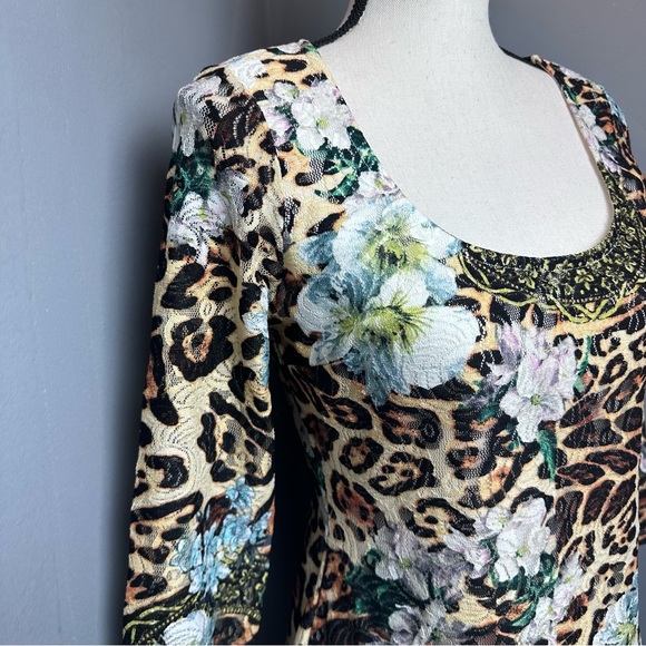 Printed lace order sleeve animal and floral print body con dress. - Picture 5 of 11